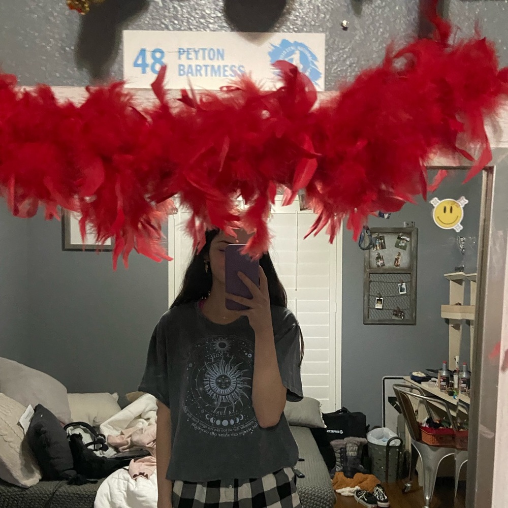 Never worn cropped T - Picture 2 of 2